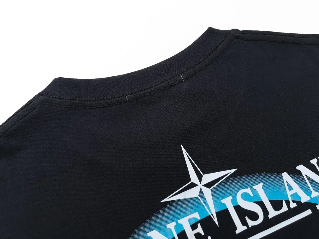 W611#P110💰 [Stone lsland/Stone Island summer new eclipse halo short-sleeved T-shirt] ⚠️[Original creation with high control of details] -The fabric is selected from 230g pure cotton combed cotton fabric, which is soft and comfortable to the touch, sweat-absorbent and breathable. -Simple basic and versatile style, original quality, the first choice for couples. -Made by a large factory, four needles and five threads on the shoulder, neat alignment, high quality workmanship. -Same style for men and women, very versatile One piece by hand, the details are clearly visible. Color: Black White Size: M L